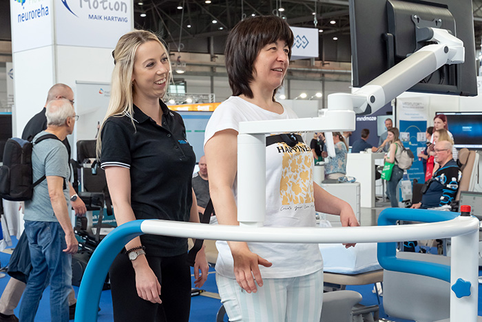 Sabine E. im Gangtrainer auf der therapie LEIPZIG 2023. Auf der therapie LEIPZIG zeigt THERAMotion in der Sonderschau „live PRAXIS neuroreha“ moderne Neurorehabilitation im Livebetrieb. Sabine E. im Gangtrainer auf der therapie LEIPZIG 2023. Auf der therapie LEIPZIG zeigt THERAMotion in der Sonderschau „live PRAXIS neuroreha“ moderne Neurorehabilitation im Livebetrieb.