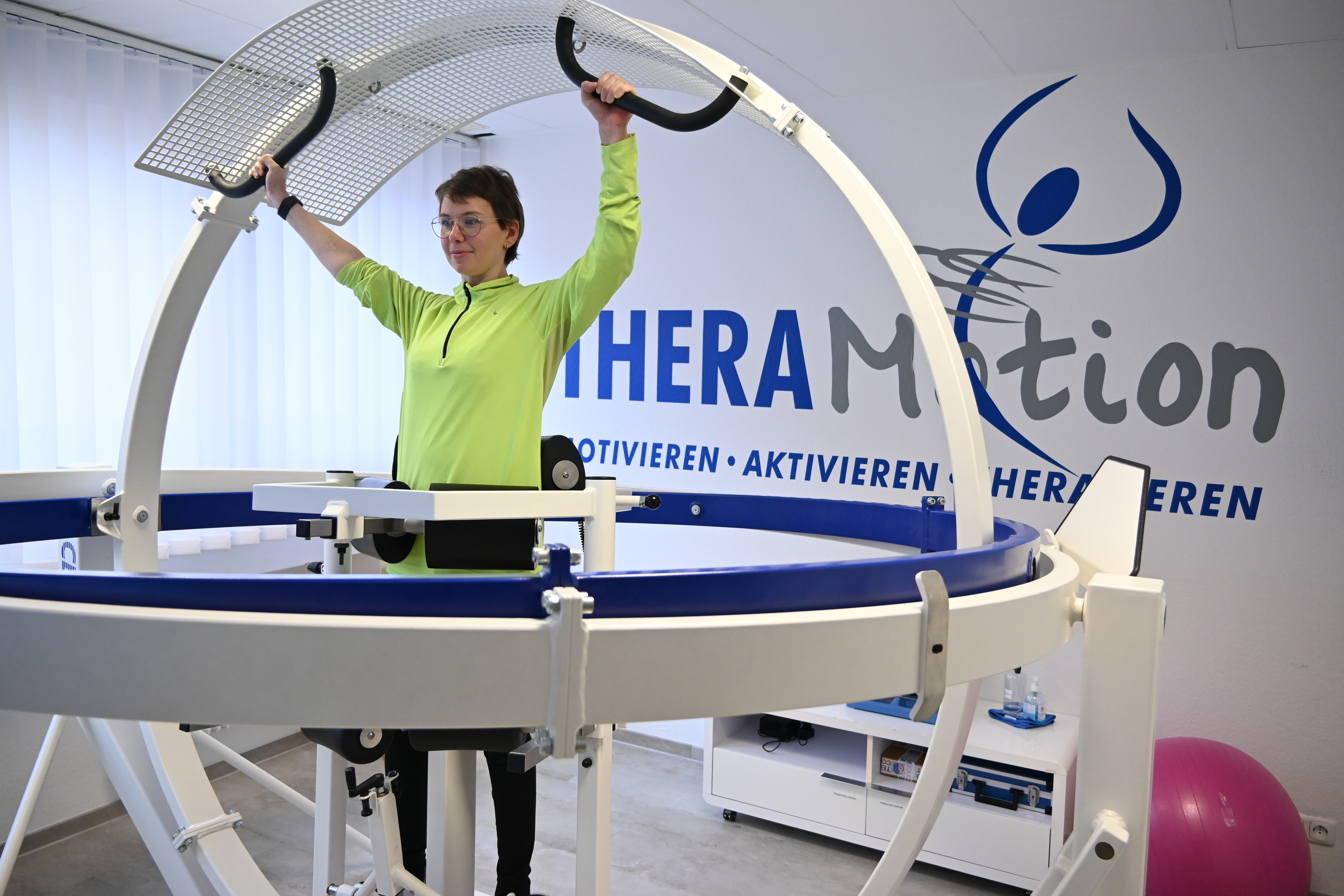 Bewegungsabläufe neu lernen: Sophie S. trainiert bei THERAMotion Maik Hartwig, einem der modernsten Therapieinstitute für Neurorehabilitation. Auf der therapie LEIPZIG zeigt THERAMotion in der Sonderschau „live PRAXIS neuroreha“ moderne Neurorehabilitation im Livebetrieb. Bewegungsabläufe neu lernen: Sophie S. trainiert bei THERAMotion Maik Hartwig, einem der modernsten Therapieinstitute für Neurorehabilitation. Auf der therapie LEIPZIG zeigt THERAMotion in der Sonderschau „live PRAXIS neuroreha“ moderne Neurorehabilitation im Livebetrieb.